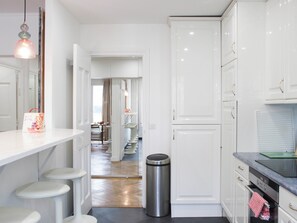 Refrigerador, horno, lavavajillas y cafetera y tetera 