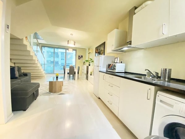 Departamento Confort | Cocina privada | Refrigerador, microondas, horno y parrilla de estufa