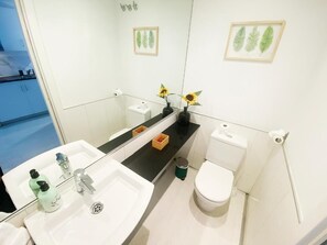 Een douche, een haardroger, handdoeken, zeep