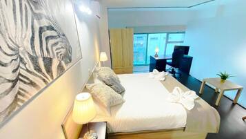 Een bureau, een laptopwerkplek, een strijkplank/strijkijzer, gratis wifi