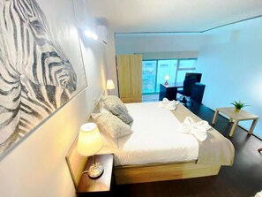 Een bureau, een laptopwerkplek, een strijkplank/strijkijzer, gratis wifi