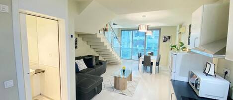 Căn hộ tiện nghi đơn giản | Khu phòng khách