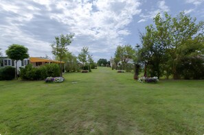 Property grounds - Mobile Home 'Casa Oleandro 2' with Private Garden, Wi-Fi and Air Conditioning (Cavallino-Treporti)