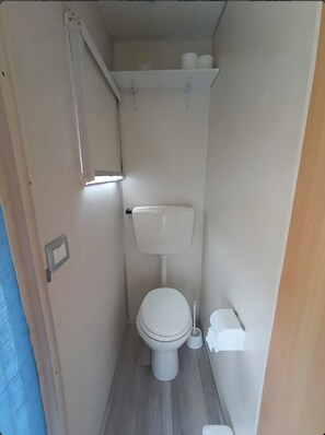 Shower, hair dryer, towels - Mobile Home 'Casa Oleandro 2' with Private Garden, Wi-Fi and Air Conditioning (Cavallino-Treporti)