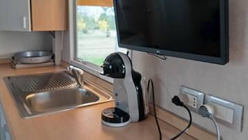 Frigorifero, forno, piano cottura, macchina per tè/caffè