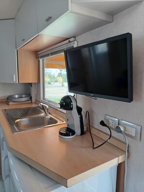 Fridge, oven, stovetop, coffee/tea maker