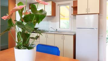 Réfrigérateur, four, plaque de cuisson, cafetiÚre/bouilloire