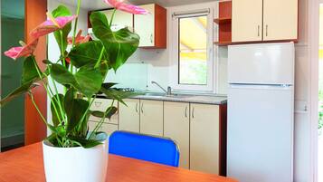 Køleskab, ovn, kogeplade, køkkentøj/tallerkener/redskaber