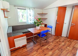 Dining - Mobile Home 'Casa Orchidea 4' with Private Garden and Wi-Fi (Cavallino-Treporti)