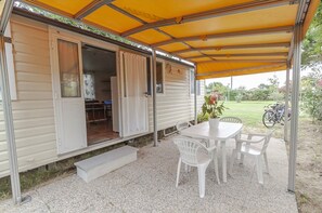 Outdoor dining - Mobile Home 'Casa Orchidea 4' with Private Garden and Wi-Fi (Cavallino-Treporti)