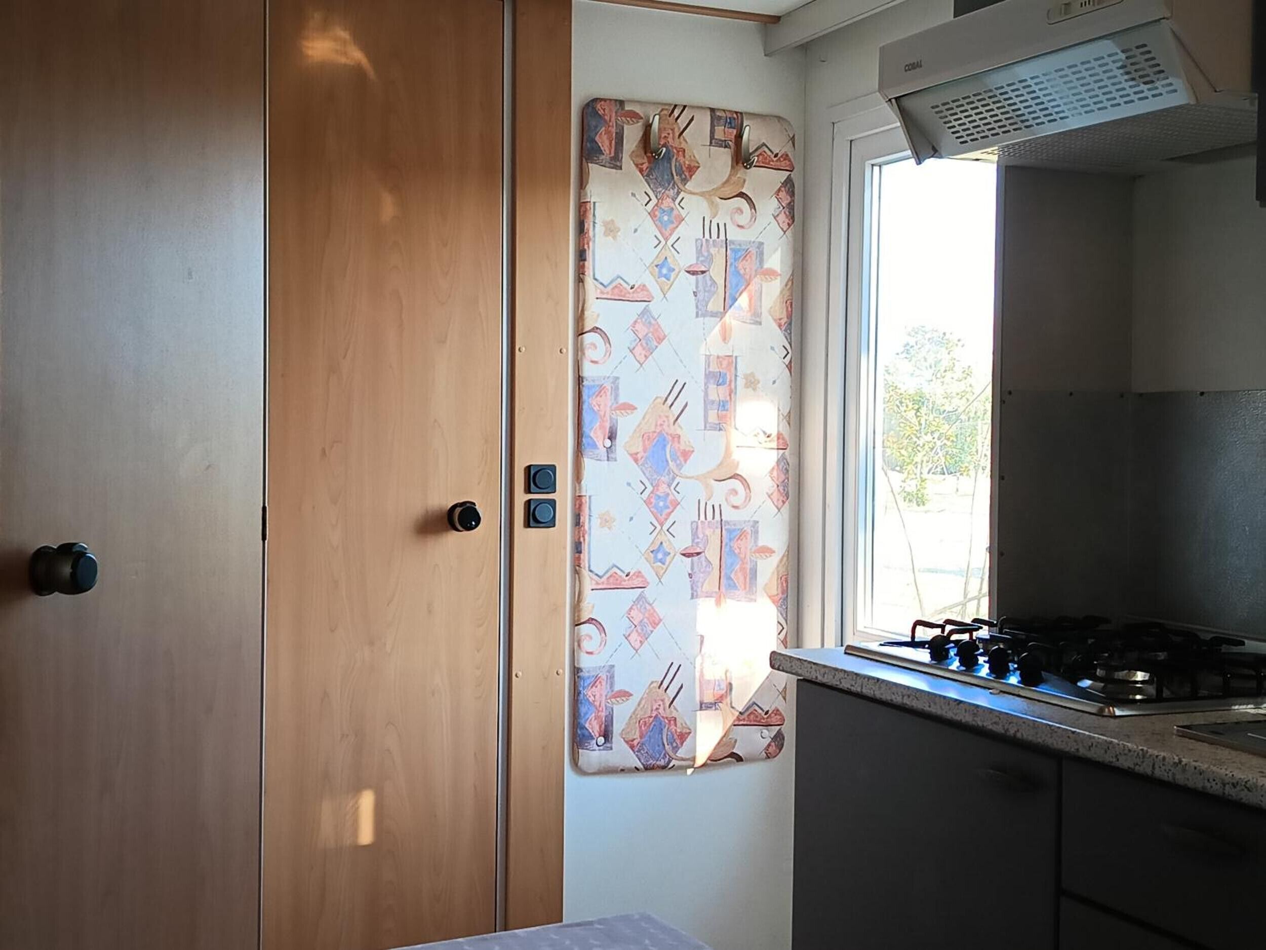 Køleskab, ovn, kogeplade, kaffe-/temaskine