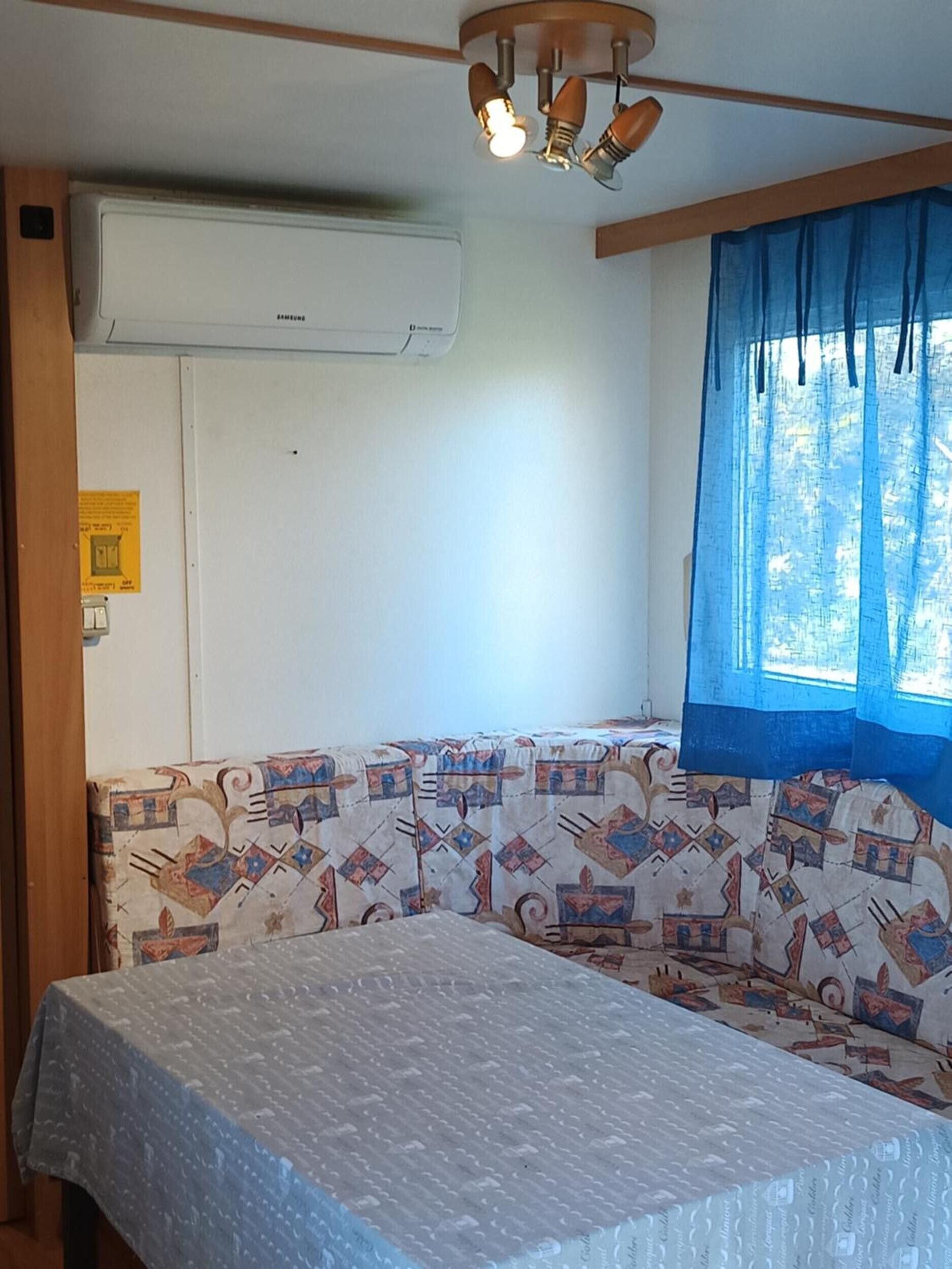 WiFi, bed sheets