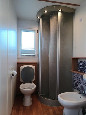 Shower, hair dryer, towels - Mobile Home 'Casa Rosa 5' with Private Garden, Wi-Fi and Air Conditioning (Cavallino-Treporti)