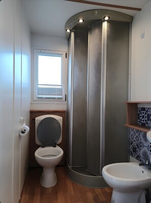 Dusche, Haartrockner, Handtücher