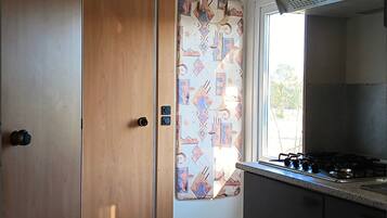 Fridge, oven, stovetop, cookware/dishes/utensils