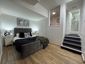 1 室のベッドルーム、デスク、アイロン / アイロン台、WiFi (無料)