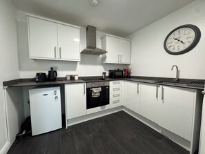 冷蔵庫、電子レンジ、オーブン、コンロ