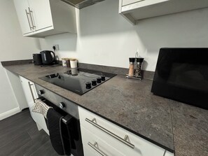 Fridge, microwave, oven, stovetop - Cosy Studio Escape in Ilkeston with Netflix (Ilkeston)