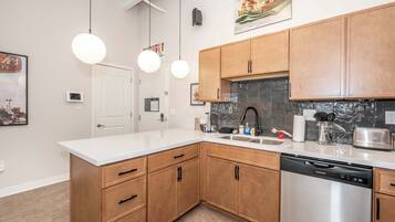 Apartment, 2 Queen Beds, Kitchen, City View (The 333 Suites 203) | Private kitchen