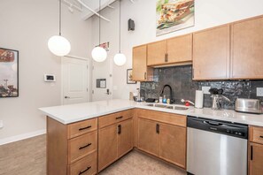 アパートメント クイーンベッド 2 台 キッチン シティビュー (The 333 Suites 203) | 専用キッチン