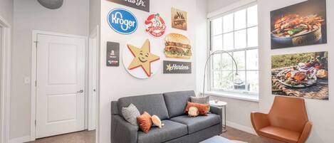 アパートメント クイーンベッド 2 台 キッチン シティビュー (The 333 Suites 203) | リビング エリア