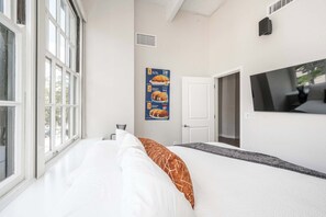 Leilighet, 2 queensize-senger, kjøkken, byutsikt (The 333 Suites 203) | 2 soverom, individuelt dekorert og individuelt innredet