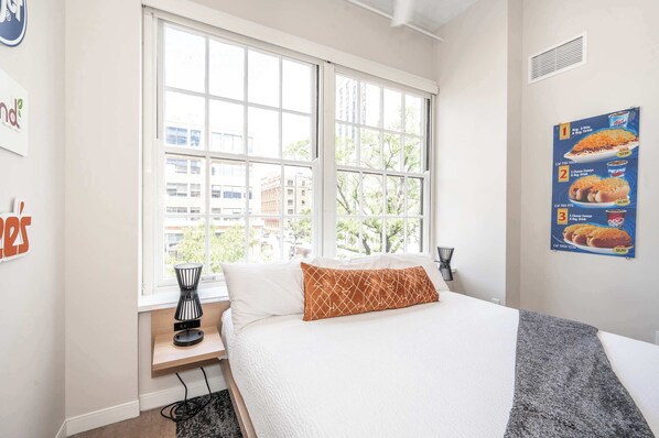 Apartamento, 2 camas Queen, cozinha, vista para a cidade (The 333 Suites 203) | 2 quartos, individualmente decorados, individualmente mobiliados