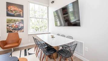 Appartamento, 2 letti queen, cucina, vista città (The 333 Suites 203) | Ristoranti