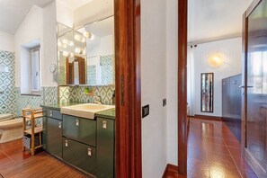 Dusj, hårføner og håndklær