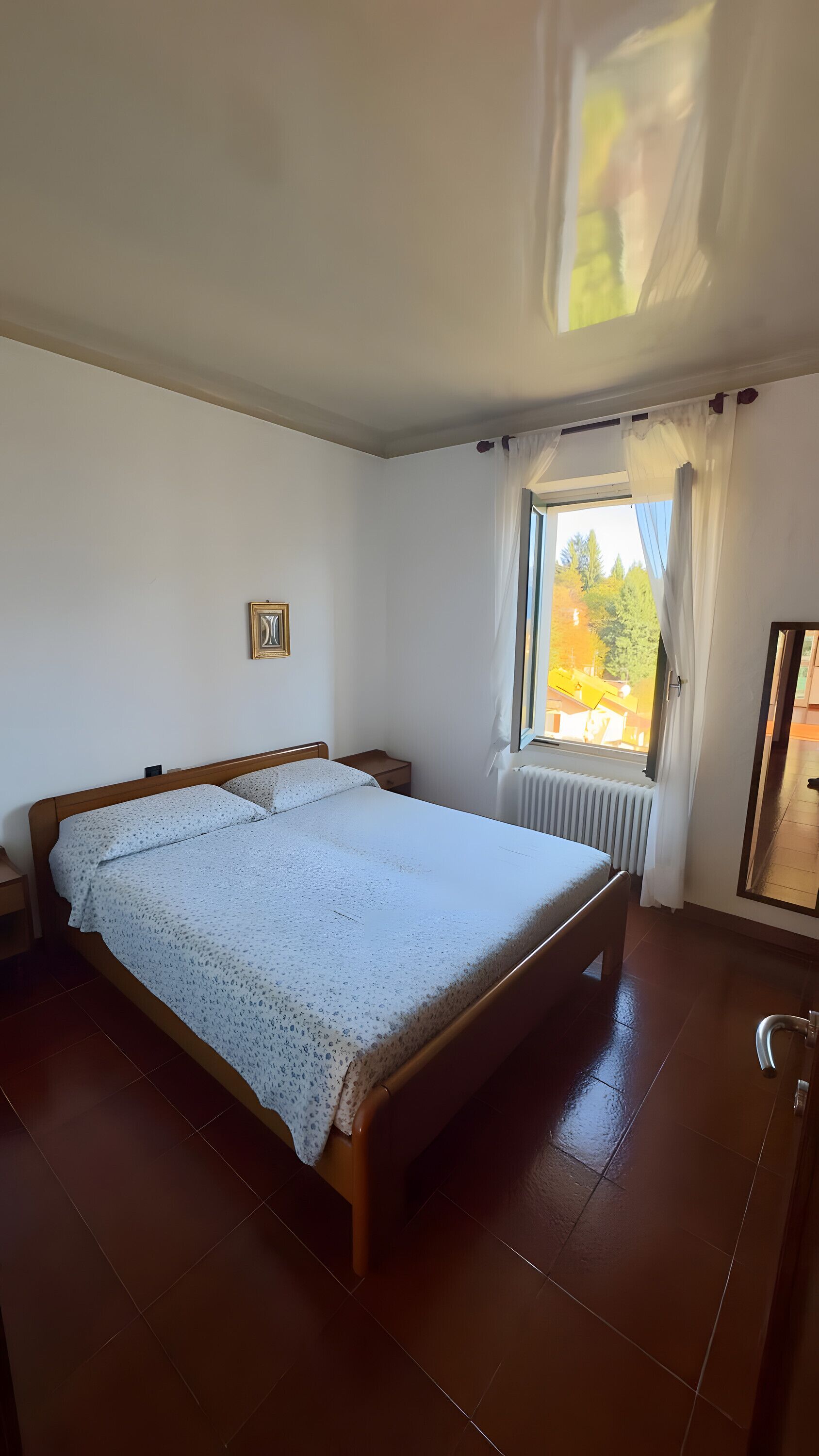 Tabla de planchar con plancha, wifi y ropa de cama 