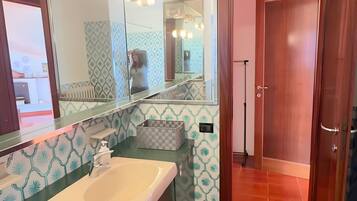 Dusche, Haartrockner, HandtĂŒcher