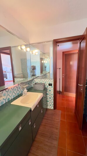 Dusche, Haartrockner, Handtücher