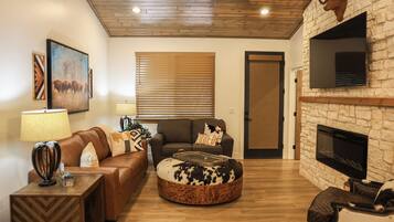 Smart TV, chimenea y libros