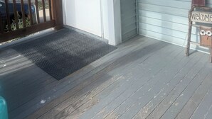 Ein Haus mit Veranda, Briefkasten und einer Willkommensschild.
