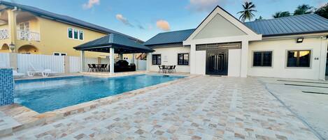 حمّام سباحة خارجي