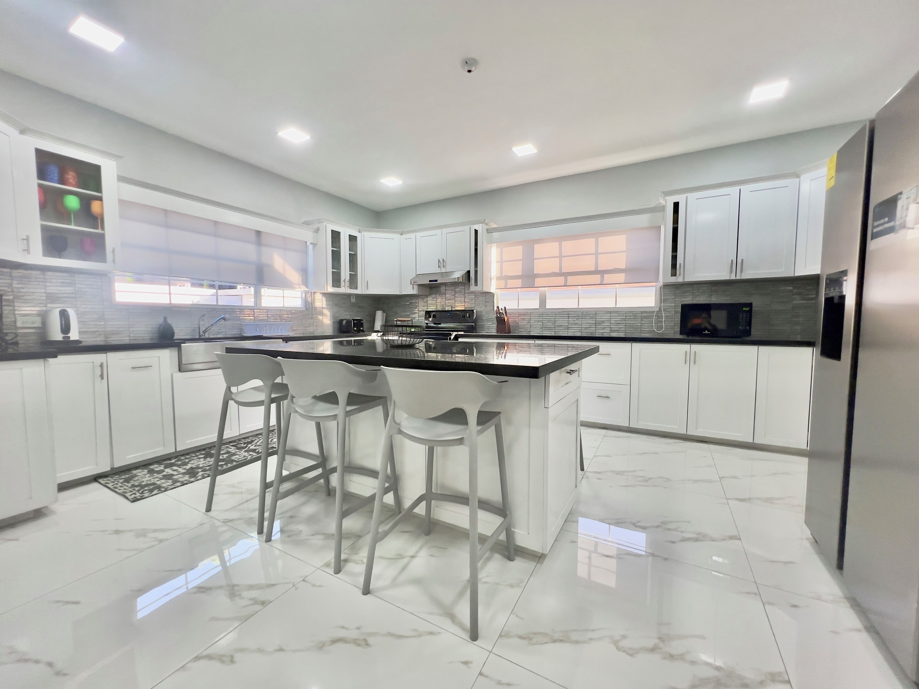 Réfrigérateur, four à micro-ondes, un four, surface de cuisson