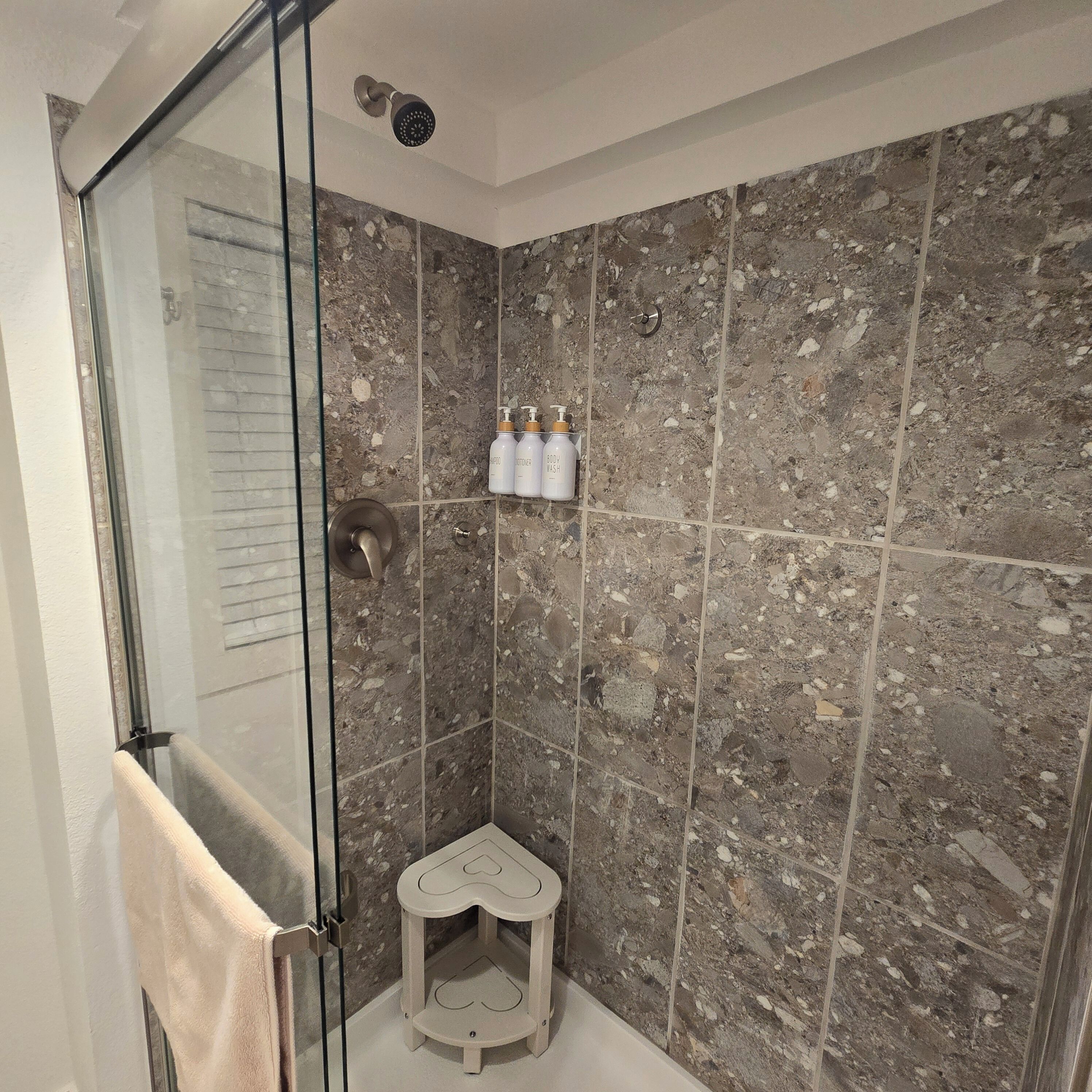 Doccia, asciugacapelli, asciugamani, sapone