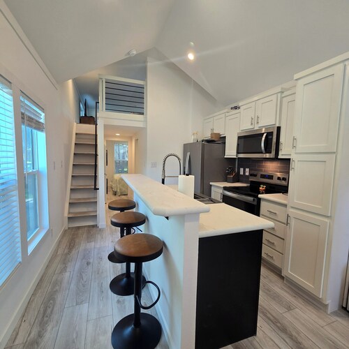 NEW 1 Bed + Loft, 1 min drive to Boat Ramps/Playground/Swimming. 15 min Rocker B