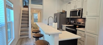 NEW 1 Bed + Loft, 1 min drive to Boat Ramps/Playground/Swimming. 15 min Rocker B