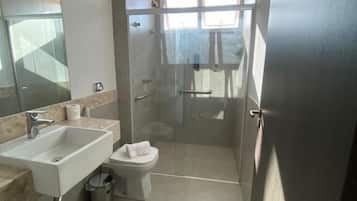 Dusch, hårtork, handdukar och tvål