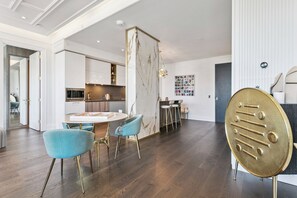 Dining - Luxury 2bed3bath Condo in Yorkville | Gym |Parking (Toronto)