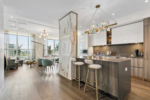 Luxury 2bed3bath Condo in Yorkville | Gym |Parking