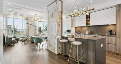 Luxury 2bed3bath Condo in Yorkville | Gym |Parking