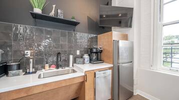 Studio, 1 Queen Bed, Kitchen, City View (The 333 Suites 204) | Private kitchen