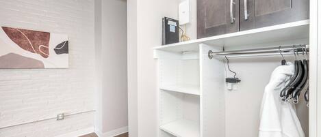 Studio, 1 Tempat Tidur Queen, dapur, pemandangan kota (The 333 Suites 204) | Interior