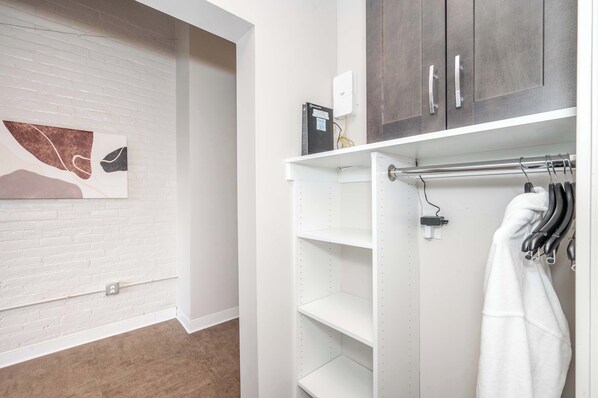 Studio, 1 Tempat Tidur Queen, dapur, pemandangan kota (The 333 Suites 204) | Interior