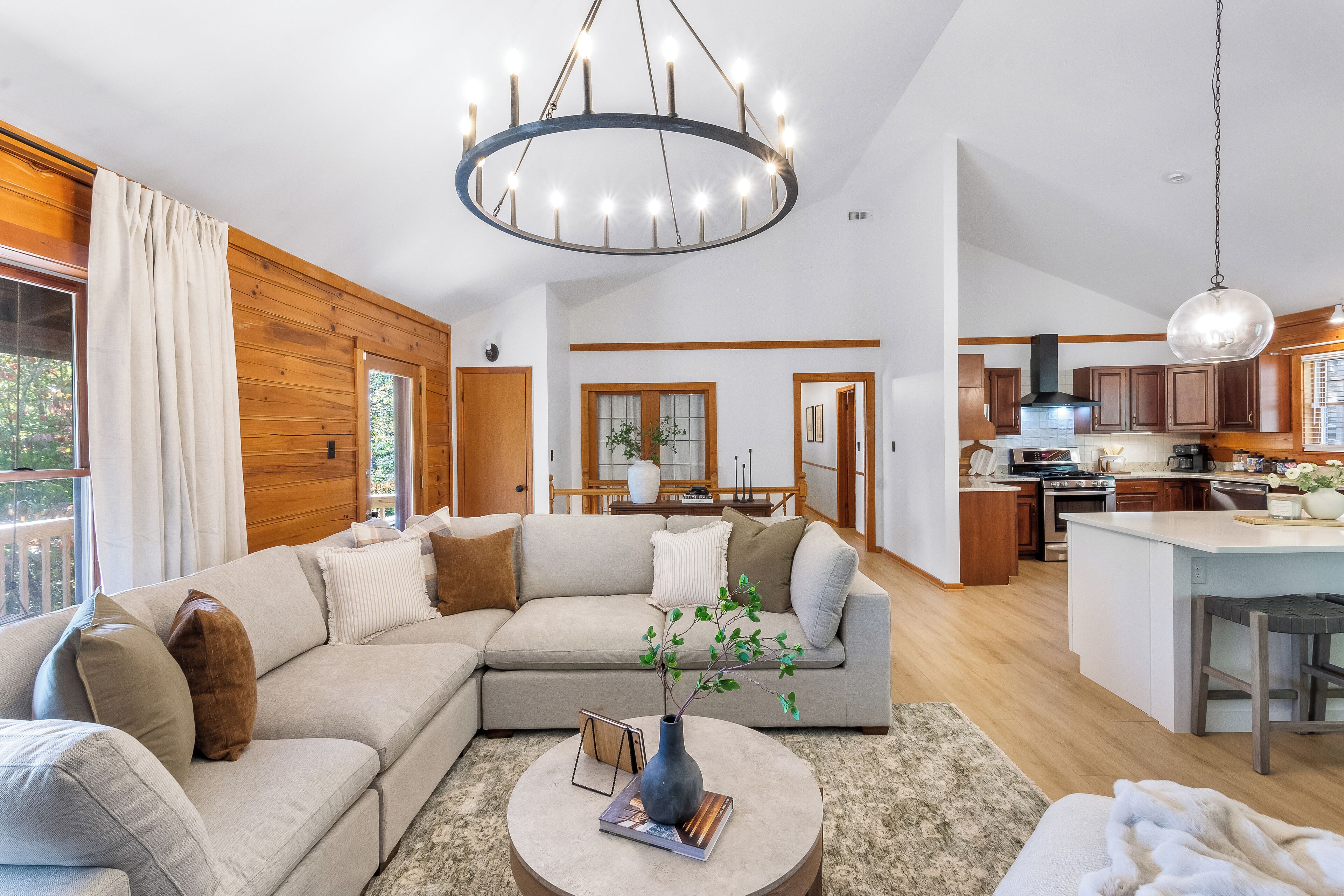 Smart-TV, Kamin, Videospiele, Bücher
