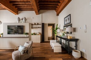Interior - Wake Up to Lucca’s Golden View (Lucca)
