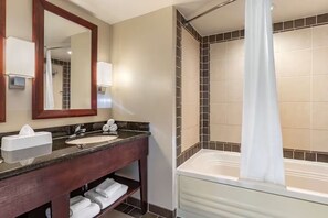 Sèche-cheveux, serviettes fournies, savon, papier toilette