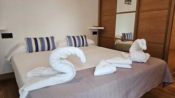 2 habitaciones y tabla de planchar con plancha